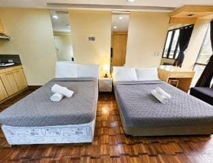 Two queen beds/Across Greenbelt5/Makati/WiFi/pool Apartment in Pasay