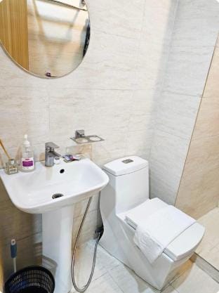 Two queen beds/Across Greenbelt5/Makati/WiFi/pool Apartment in Pasay