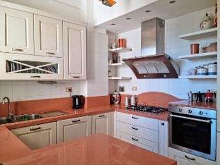 Large queen size bedroom Vacation rental in Pisa