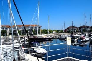 Hausboot in Boltenhagen Docked boat in Boltenhagen