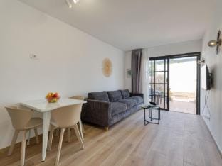 Modern apartment. Swimming pool and terrace. Right on the beach in Corralejo - Home For Guest Apartment in Corralejo