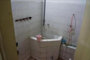 Guest House Mawar Dekat Mall Tentrem Simpang Lima Vacation rental in Indonesia