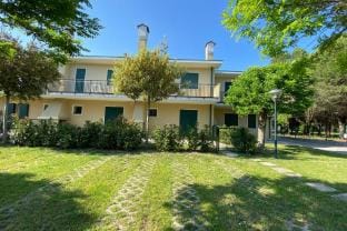 Charming townhouse with garden and pool Apartment in Bibione