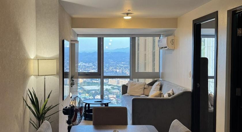 Elegant 1BR w/ Panoramic Pool Near Ortigas CBD -24 Apartment in Pasig