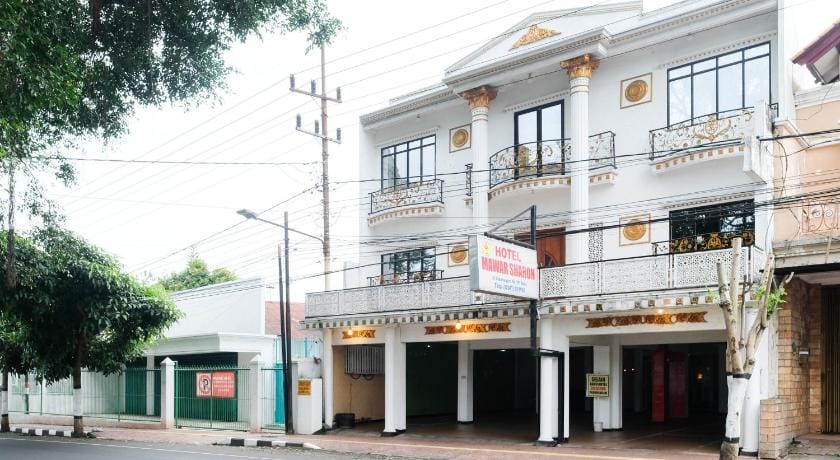 Urbanview Hotel Mawar Sharon near Alun Alun Batu Hotel in Batu