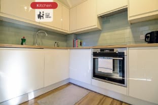 Bright 2BR Hatfield Gem with Parking Apartment in Hatfield