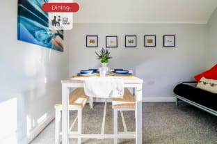 Bright 2BR Hatfield Gem with Parking Apartment in Hatfield