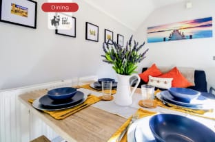 Bright 2BR Hatfield Gem with Parking Apartment in Hatfield