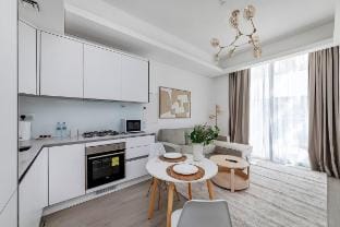 Bright 1BR with balcony in Luma Vacation rental in Dubai