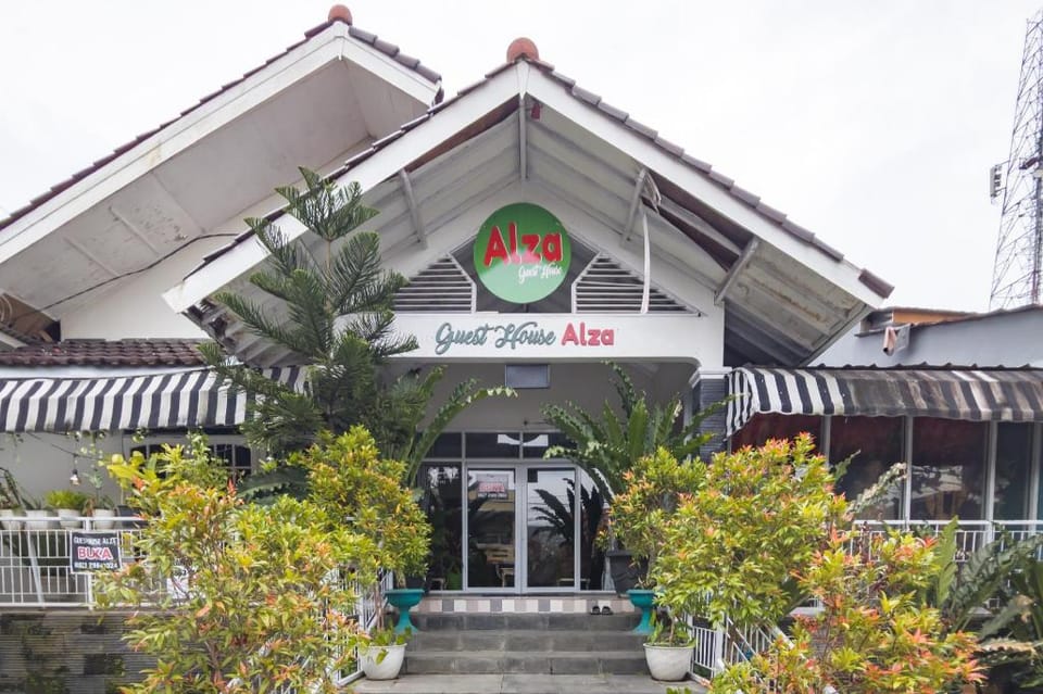 Urbanview Alza by RedDoorz Bed and Breakfast in West Java