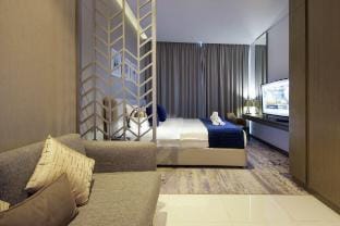 Waterfront Studio with Balcony Near Dubai Mall Vacation rental in Dubai