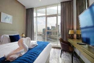 Burj Khalifa & Canal View LuxeStudio in DAMACPrive Vacation rental in Dubai
