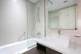 Modern Canal-View with Balcony| Damac Prive Dubai Vacation rental in Dubai