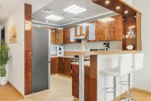 Spacious & Newly Furnished 3BR in Dubai Marina Vacation rental in Dubai