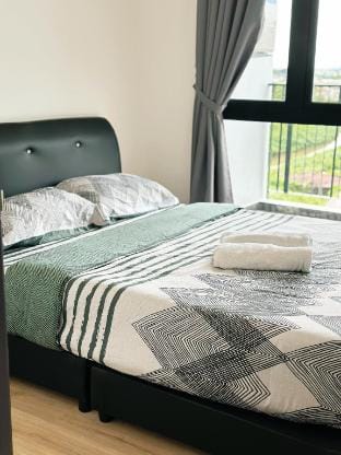 The Podium Residence 3R2B 7pax with Netflix Apartment in Kuching