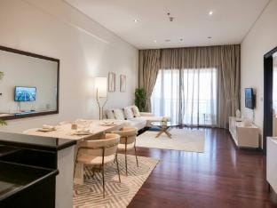 Elegant 1BR Full Palm View Apartment at 5  Resort Apartment in Dubai