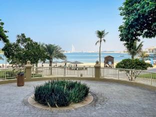 Bright 2BR Apartment with Garden View - Palm Jumeirah Apartment in Dubai