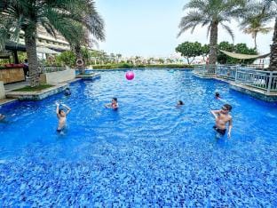 Bright 2BR Apartment with Garden View - Palm Jumeirah Apartment in Dubai
