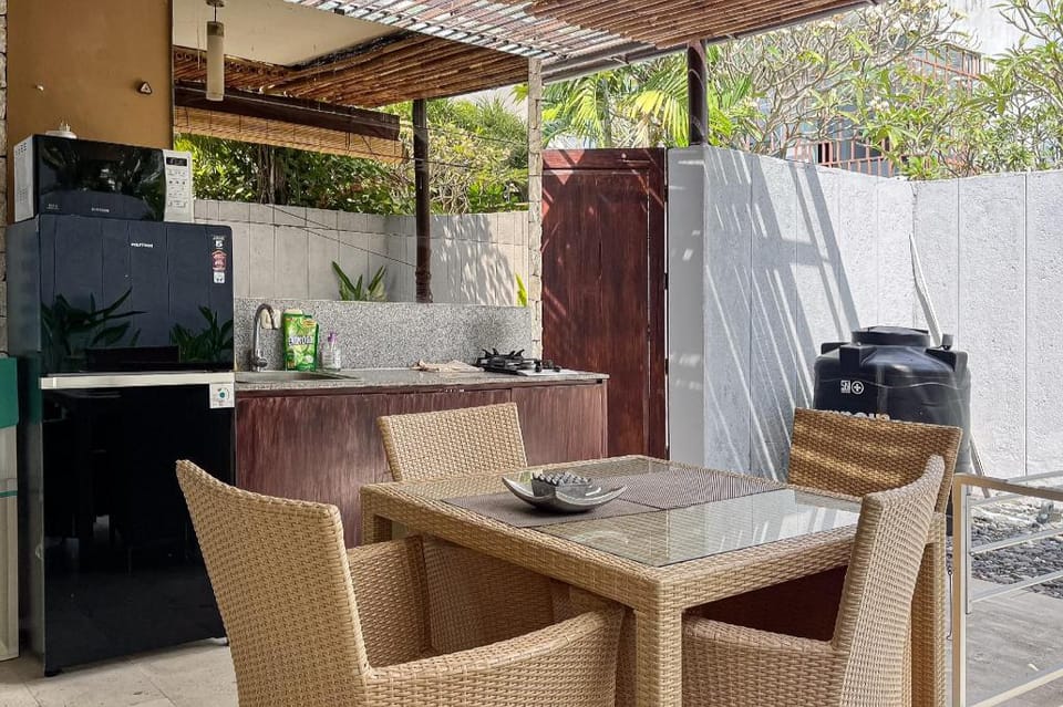 Garden Leaf Villa (2 Bedroom Pool Villa with Minimum Stay 2 Nights) Hotel in Kuta Selatan
