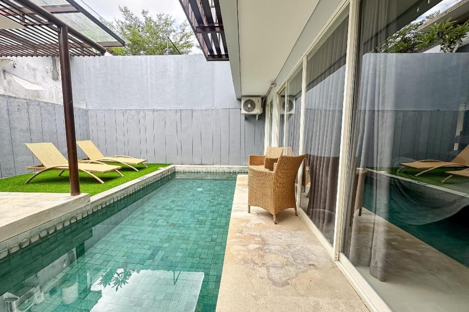 Garden Leaf Villa (2 Bedroom Pool Villa with Minimum Stay 2 Nights) Hotel in Kuta Selatan