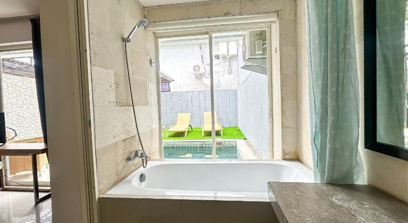 Green Leaf Villa ( 1 Bedroom pool Villa with Minimum Stay 2 Nights ) Hotel in Kuta Selatan