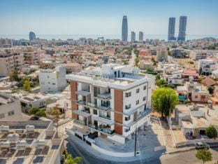 Sanders Breeze - Bright 2 bdr apartment with balcony Apartment in Germasogeia