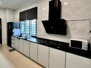 TropInn-BGlo1•5BR•26Pax•16ftCirPool•BBQ +KTVFunZ! Apartment in Johor