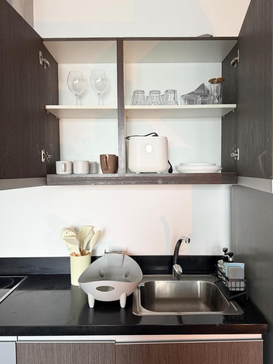Sky-High Studio w/Netflix, Sunset View, & Disney+ Apartment in Makati