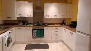 Modern home, great location, private parking Vacation rental in Salford