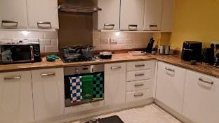 Modern home, great location, private parking Vacation rental in Salford