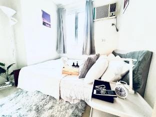 Charming 2 Bedroom Makati Skyline Condo 1215 Vacation rental in Makati