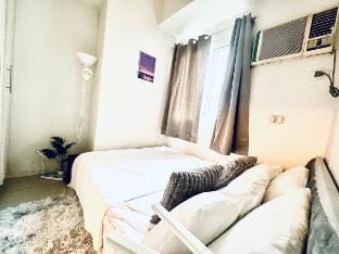Charming 2 Bedroom Makati Skyline Condo 1215 Vacation rental in Makati