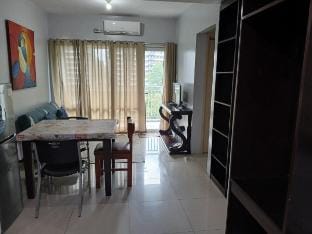 A 2 bedroom accross Mall of Asia 53-1 by James Apartment in Pasay