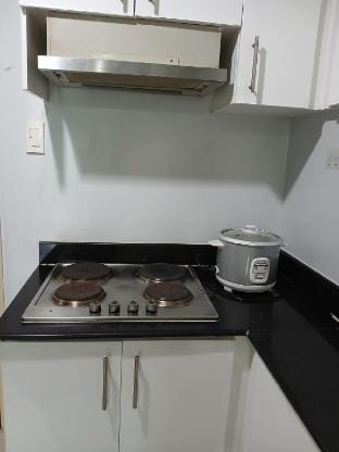 A 2 bedroom accross Mall of Asia 53-1 by James Apartment in Pasay