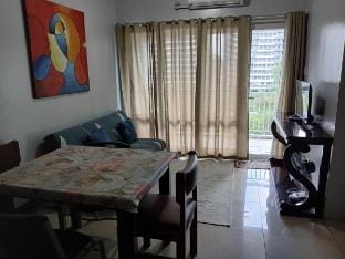 A 2 bedroom accross Mall of Asia 53-1 by James Apartment in Pasay