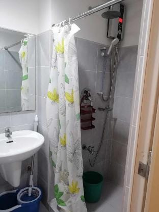 A 1 bedroom (large) across MOA by Ju-Del Vacation rental in Pasay
