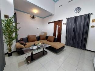 Trio Kinasih Homestay Vacation rental in East Java