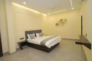 Golden Glow - Luxury 1BHK Penthouse with Bathtub Apartment in Udaipur