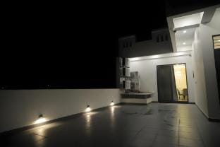 Golden Glow - Luxury 1BHK Penthouse with Bathtub Apartment in Udaipur