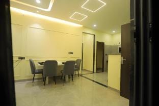 Golden Glow - Luxury 1BHK Penthouse with Bathtub Apartment in Udaipur