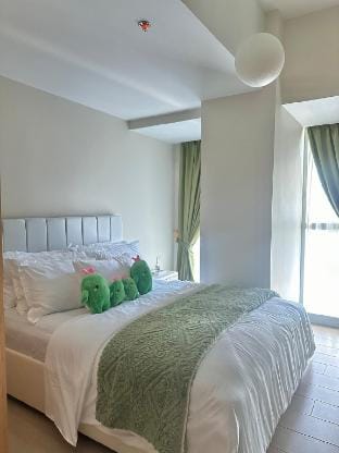 King Size 3BR w/ 2 Balconies Uptown Parksuites BGC Apartment in Makati