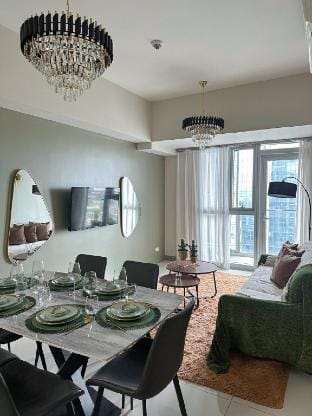 King Size 3BR w/ 2 Balconies Uptown Parksuites BGC Apartment in Makati