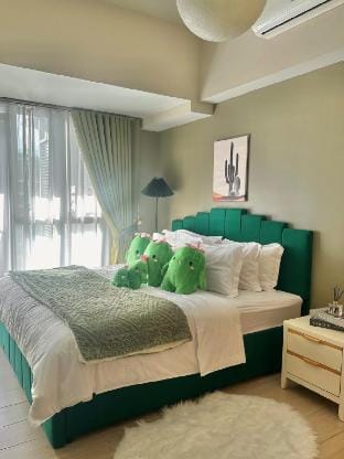 King Size 3BR w/ 2 Balconies Uptown Parksuites BGC Apartment in Makati