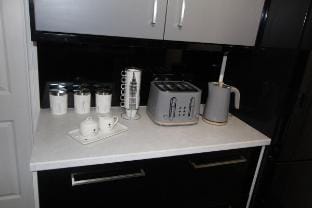 4 Bedroom House  Manchester Airport with Sun Room Vacation rental in England