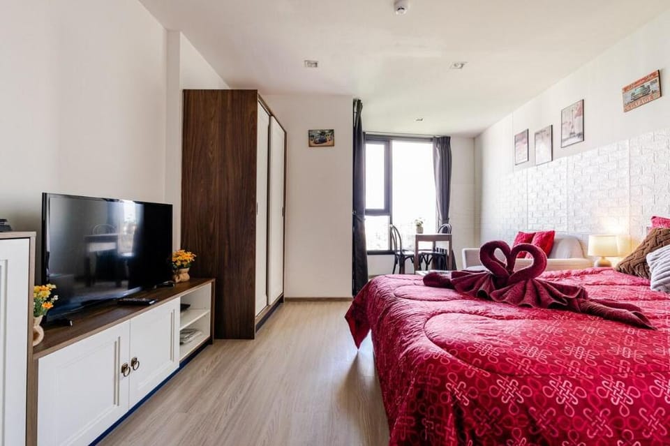 The Base Central: Luxury Resort-Style Comfort Apartment in Kathu