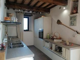 Tuscan country villa: Vecchio Casale Quercetino Villa in Tuscany