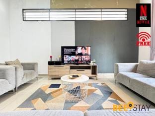 Desaru Arcadia 2 Storey House WIFI Netflix 16PAX Vacation rental in Johor