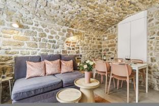 Lavie Maison face Palais Royal Apartment in Paris