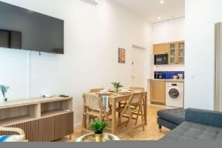 Lavie Maison| A/C & Hot Tub Apartment in Paris