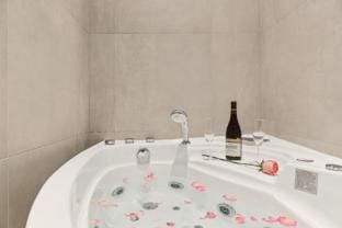Lavie Maison : AC Hot Tub Close Arc de Tromphe Apartment in Paris
